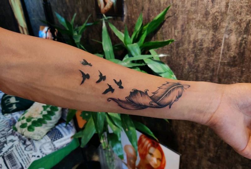 羽毛纹身图片_手臂纹身图案