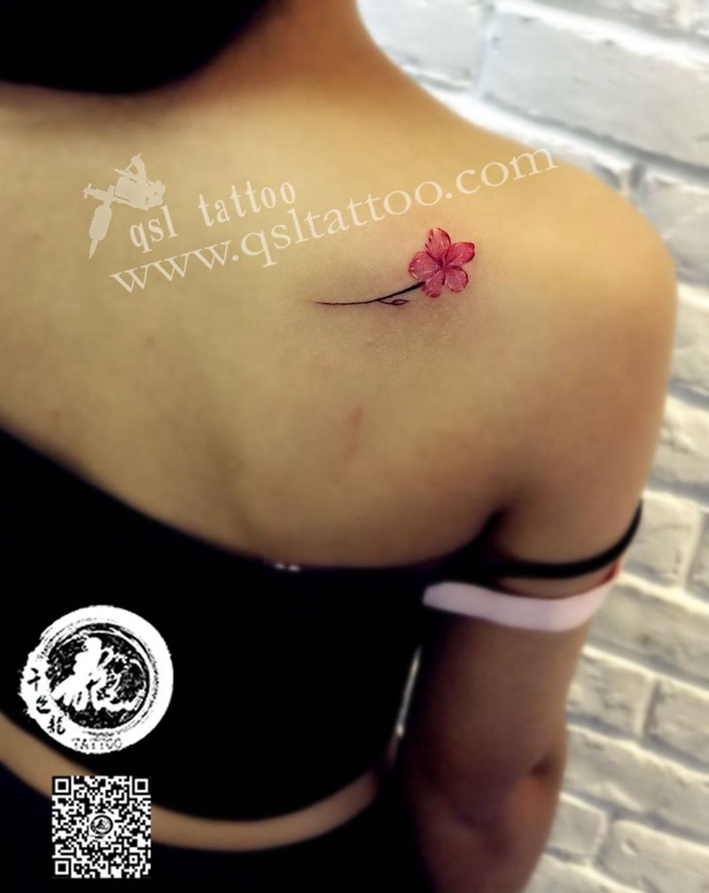 后背 小花朵纹身图片