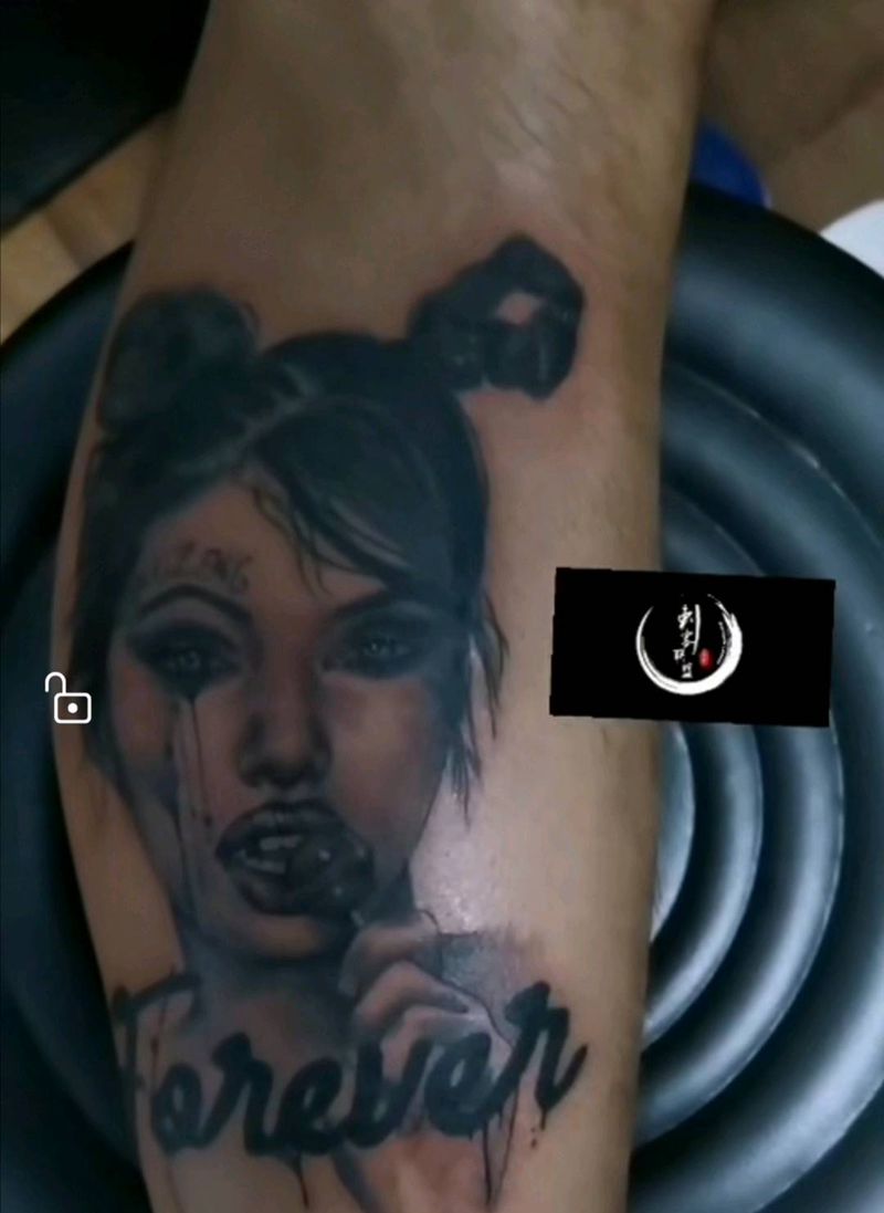朋克饶舌女纹身图片_手臂欧美写实肖像纹身图案