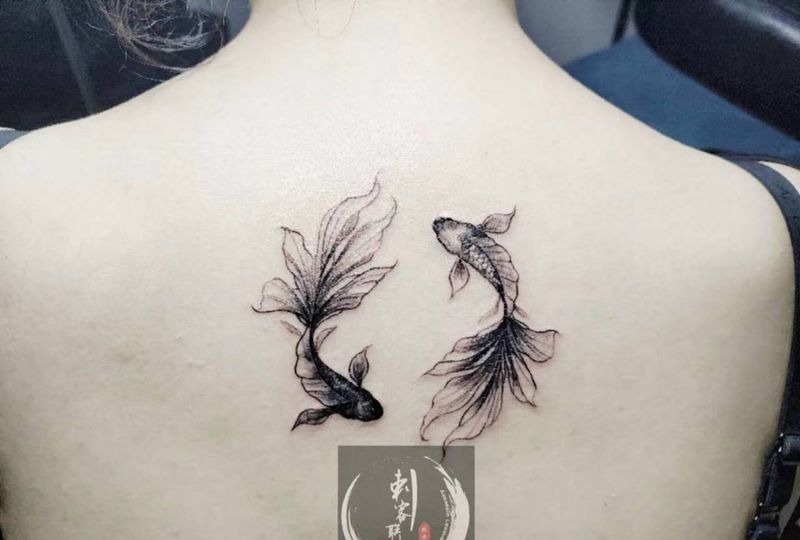 如鱼得水纹身图片_背部黑灰纹身图案