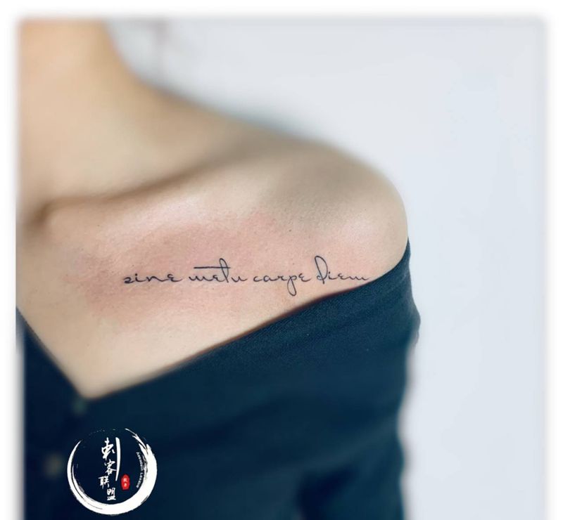 性感英文纹身图片_肩部字体纹身图案