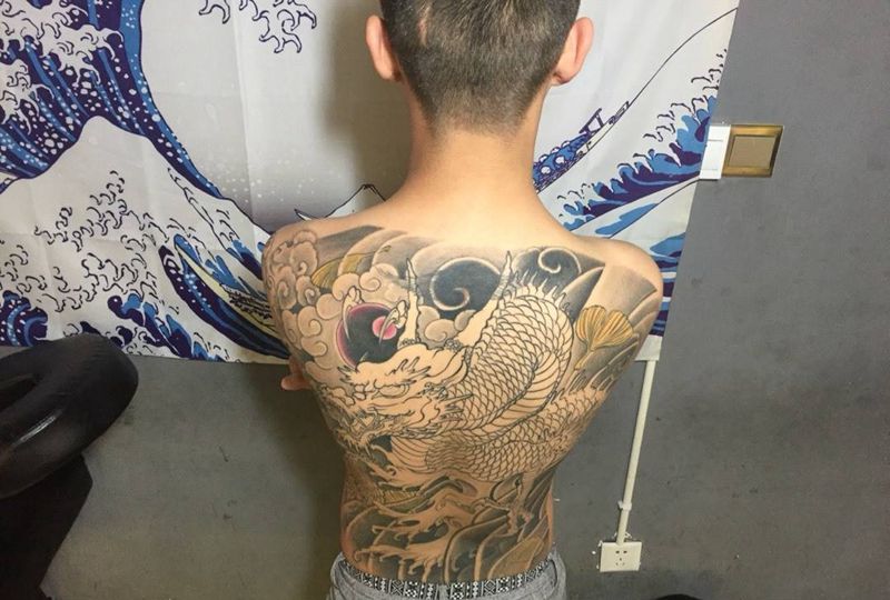 满背龙纹身图片_背部传统动物纹身图案