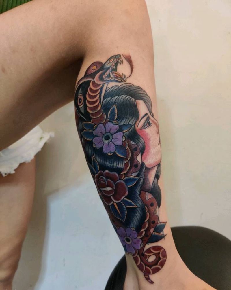 女郎纹身图片_腿部纹身图案