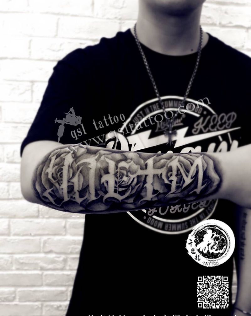 小臂外侧 奇卡诺花体纹身图片