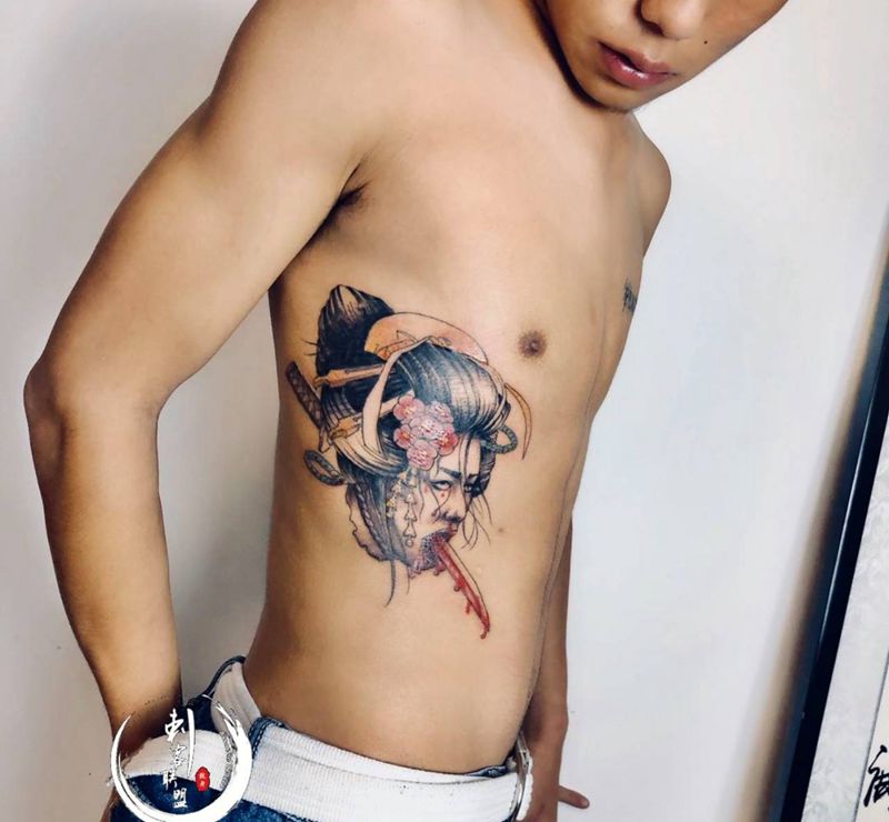 生首纹身图片_腰部老传统纹身图案