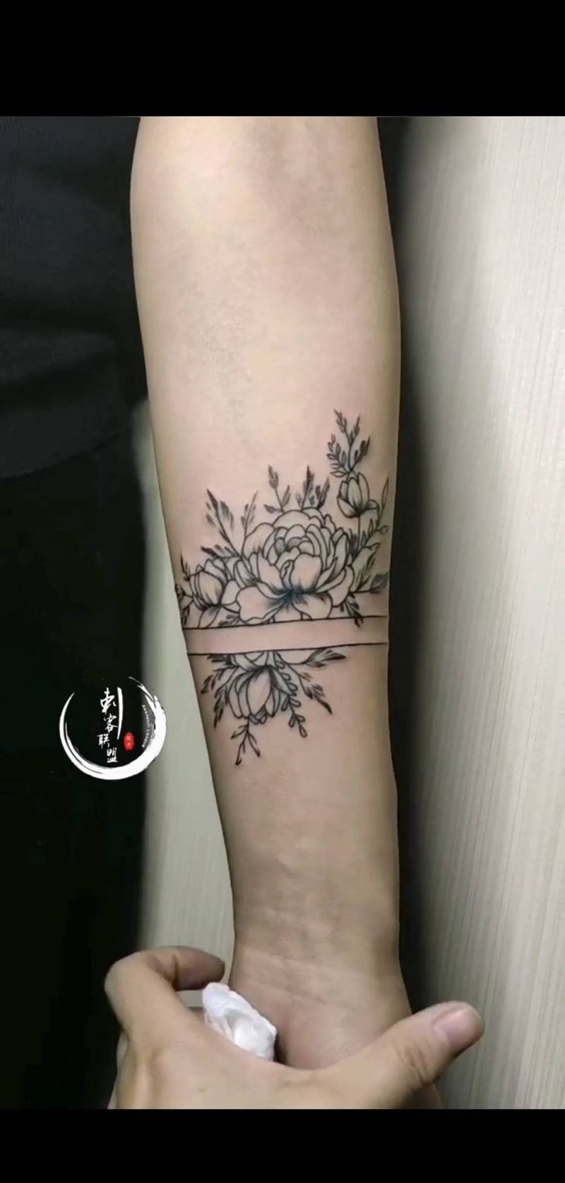 花纹身图片_手部单面素花纹身图案