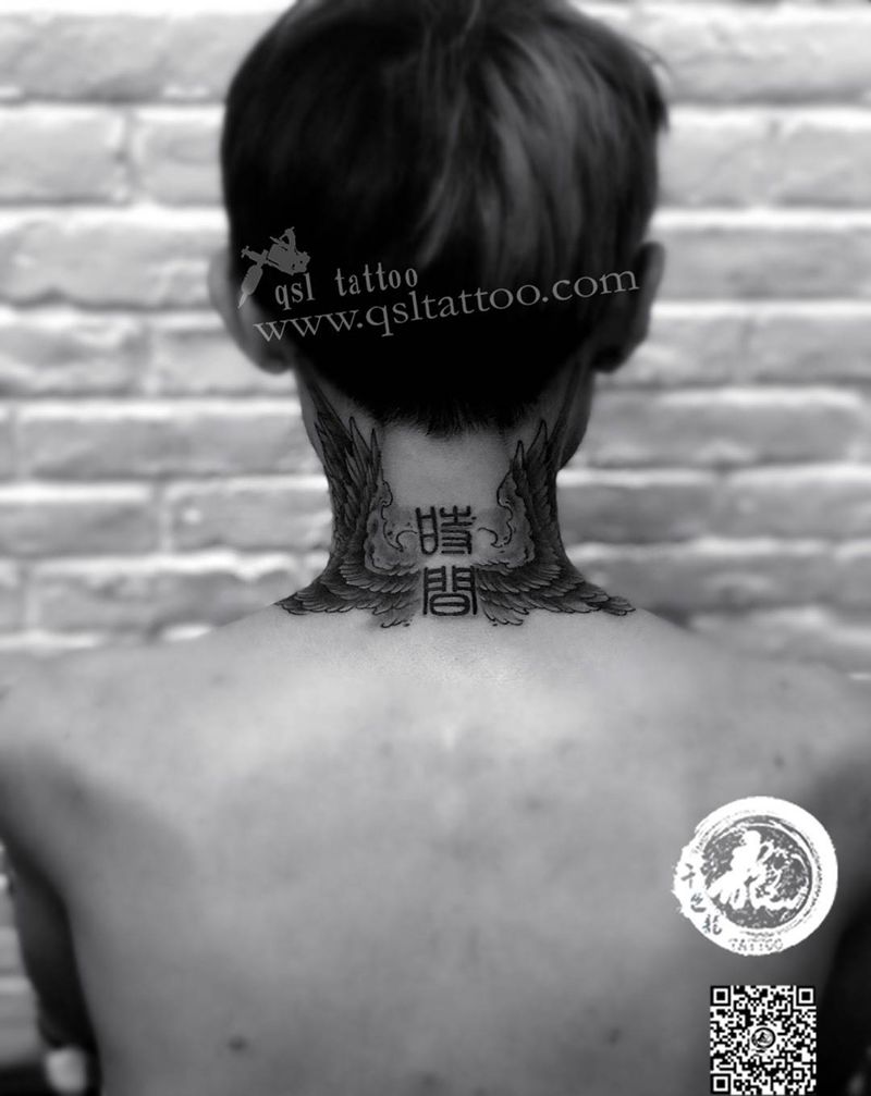 后颈 翅膀与文字纹身图片