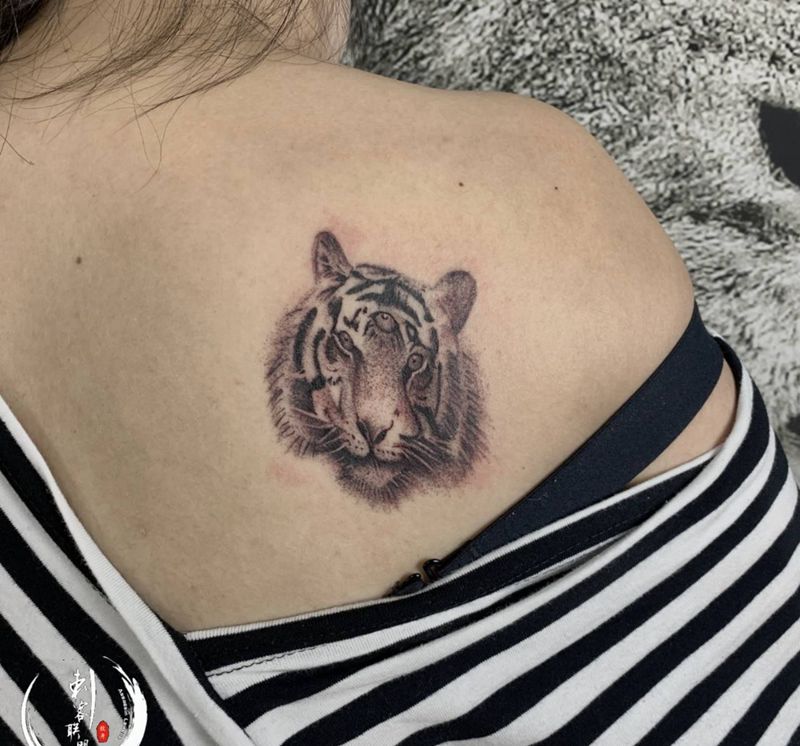 东北王纹身图片_背部肩部虎王纹身图案