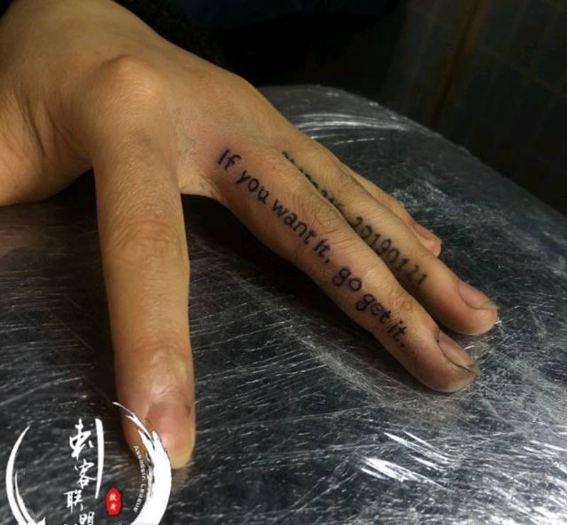 手指英文纹身图片_手部纹身图案