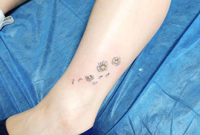 雏菊纹身图片_脚部小清新纹身图案