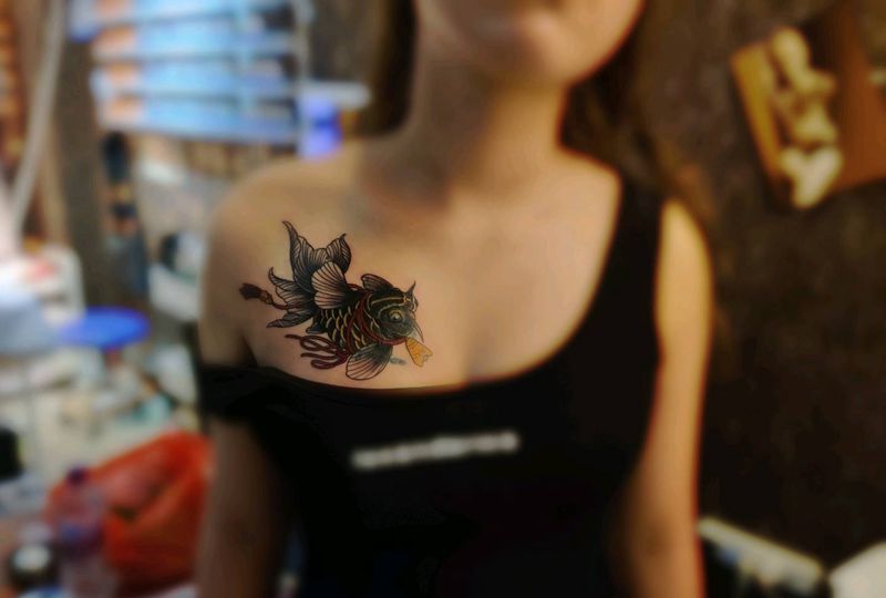 小鱼纹身图片_胸部纹身图案