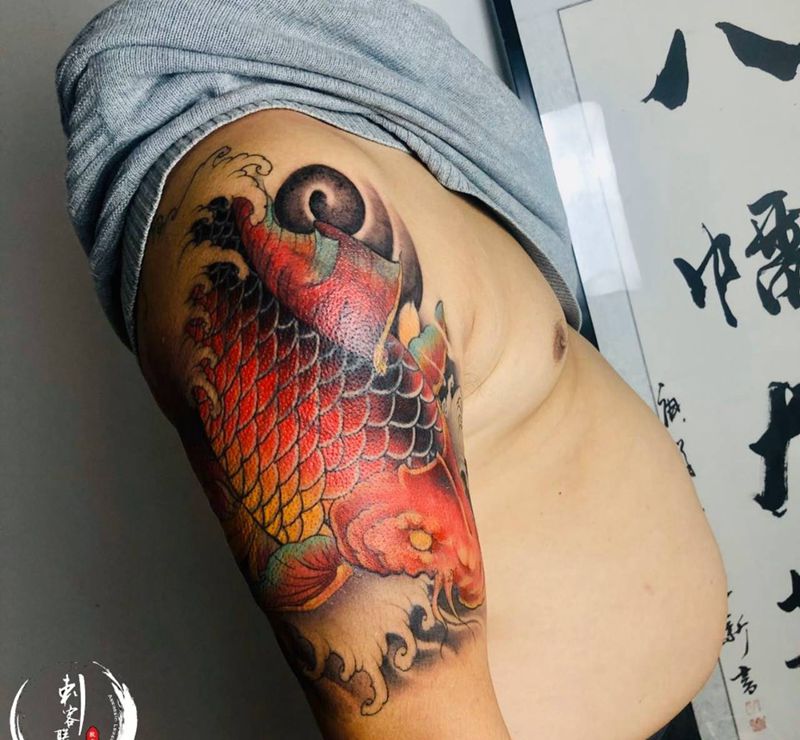 鱼纹身图片_手臂新传统纹身图案