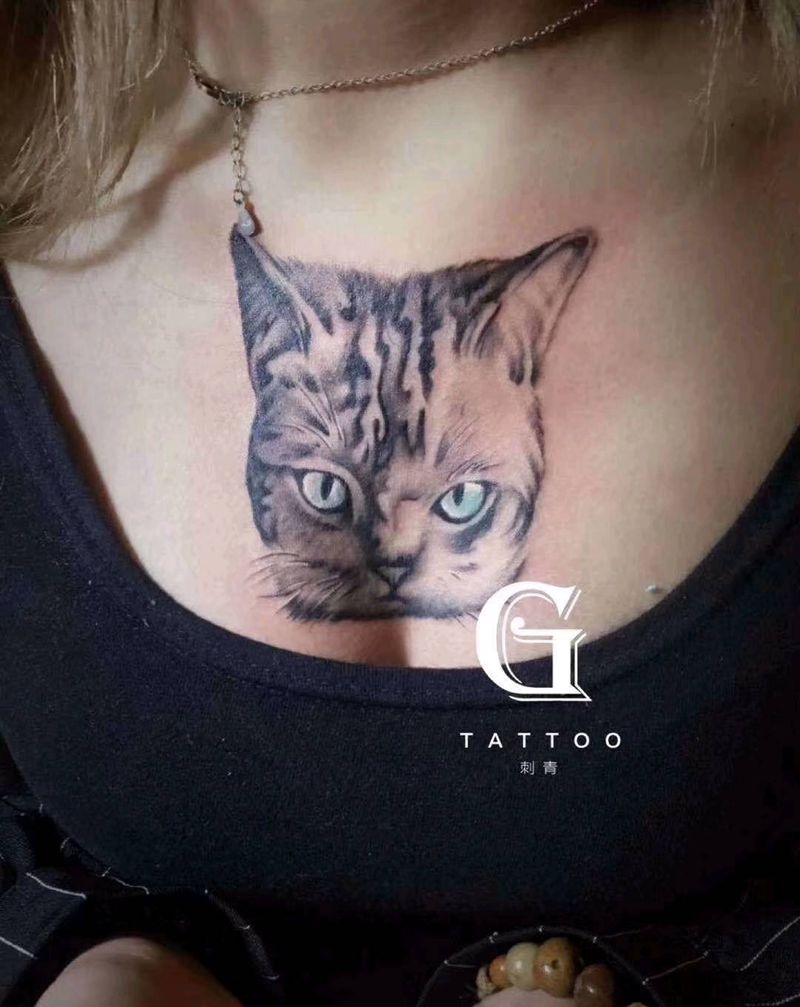 胸口写实小猫纹身图片_胸部欧美写实纹身图案