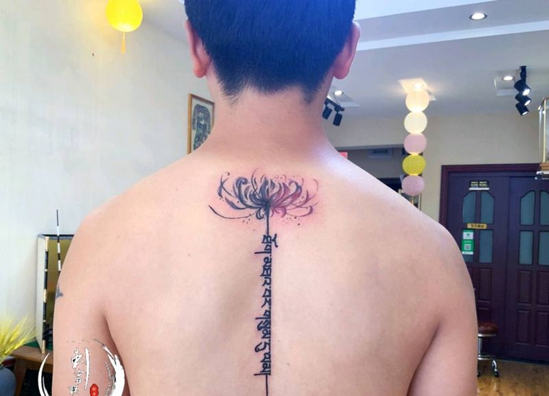 彼岸花纹身图片_背部水彩纹身图案
