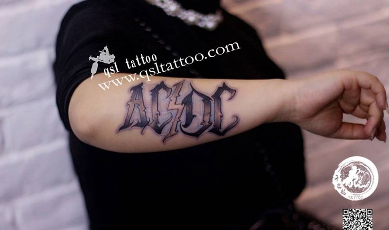 小臂外侧 字母纹身图片