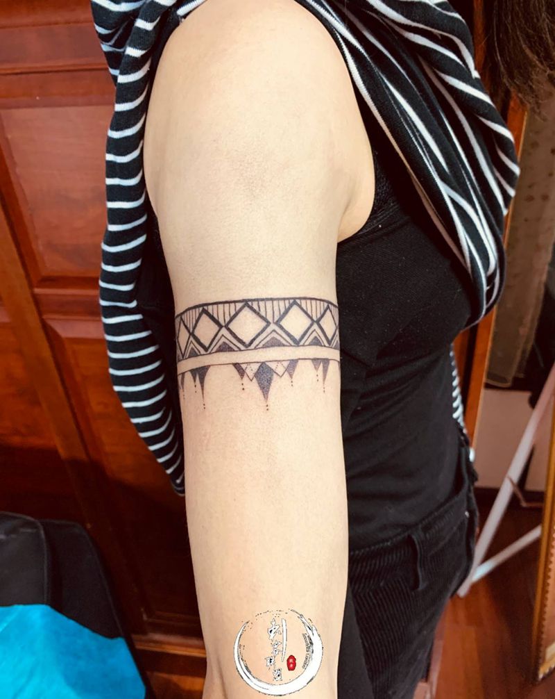 环纹身图片_手臂点刺纹身图案