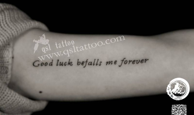 大臂内侧英文字母纹身图片