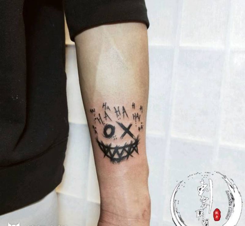 网红小丑纹身图片_手部点刺纹身图案