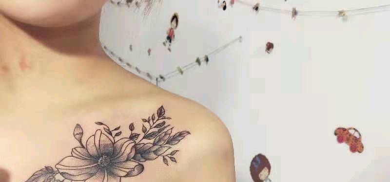 清新胸花纹身图片_胸部胸花纹身图案