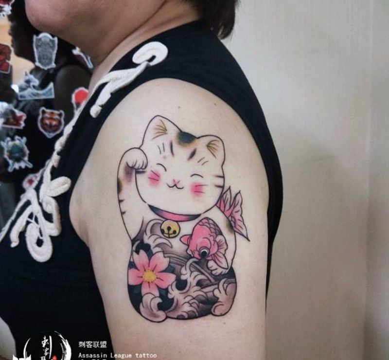 招财猫纹身图片_手臂卡通纹身图案