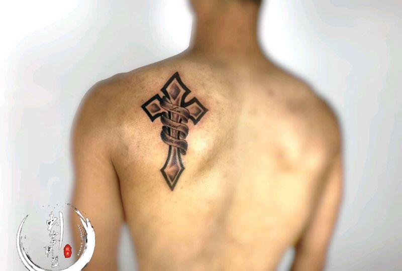 圣剑十字纹身图片_背部肩部欧美写实纹身图案