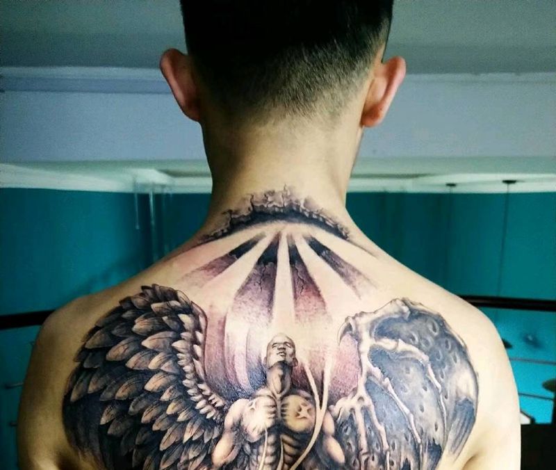 神魔同体纹身图片_背部点刺纹身图案