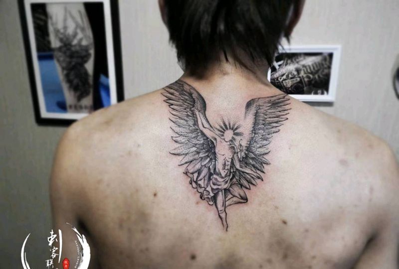 天使纹身图片_背部点刺纹身图案