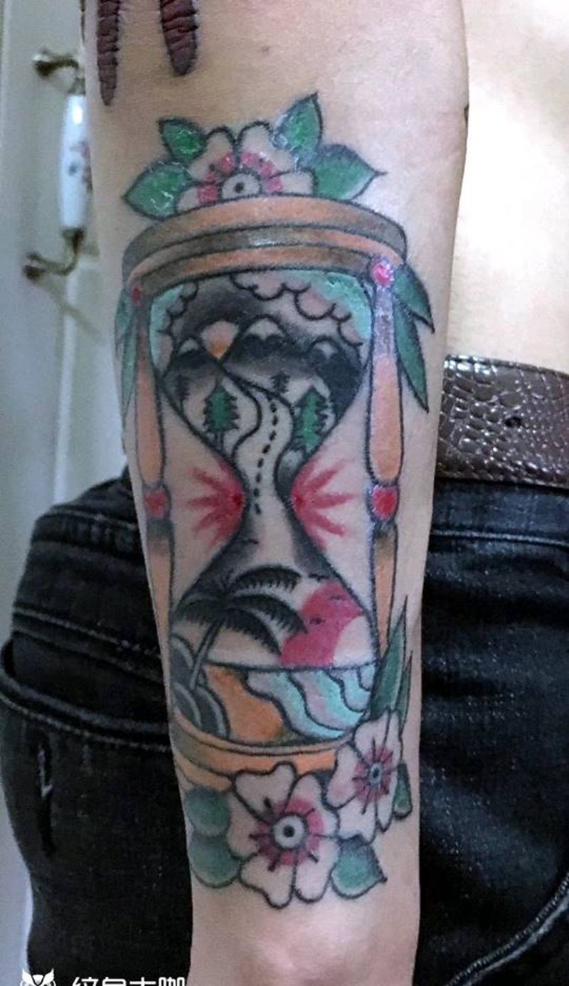 沙漏纹身图片_手臂纹身图案