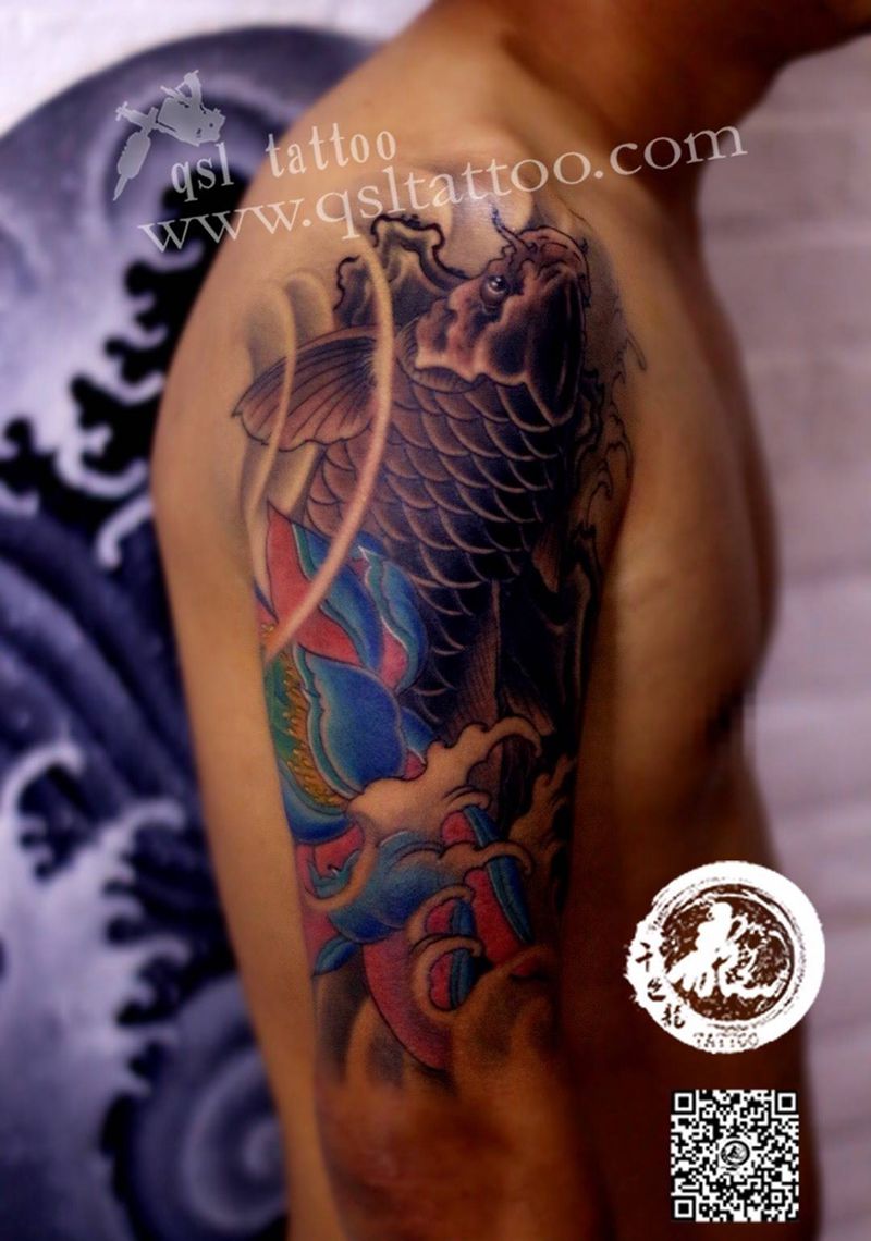 锦鲤戏莲花纹身图片