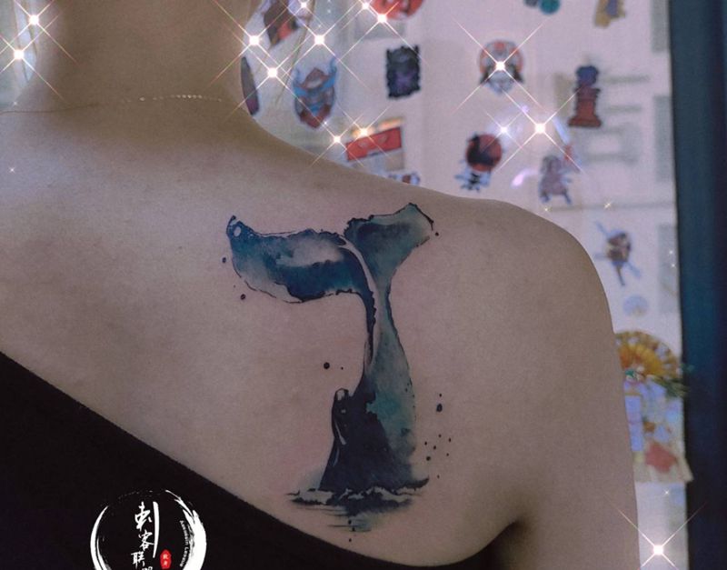 鲸尾纹身图片_肩部水墨纹身图案