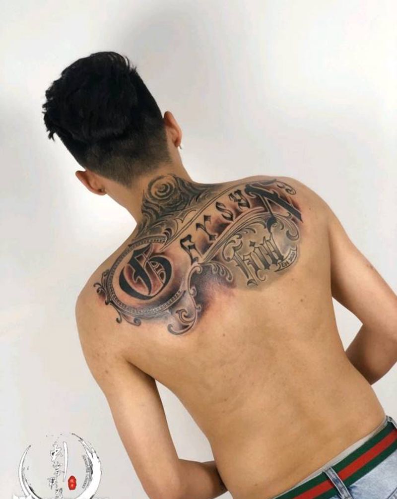 花体字纹身图片_背部肩部花体字纹身图案