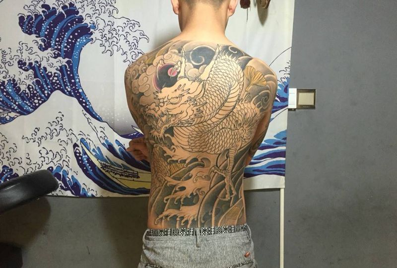 传统满背龙纹身图片