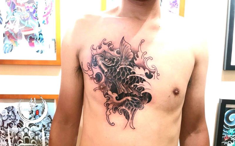 遮盖纹身图片_胸部鱼纹身图案