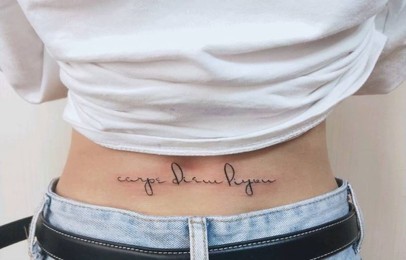 腰部性感纹纹身图片_腰部英文纹身图案