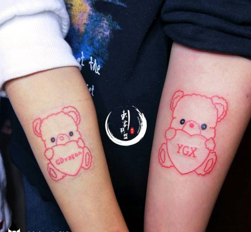 卡通小金猪纹身图片_手臂纹身图案