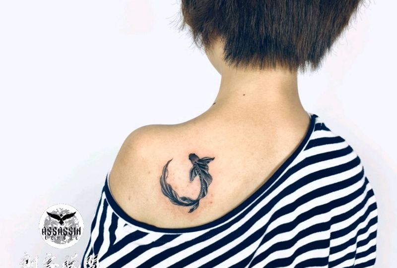 鱼纹身图片_肩部背部鱼纹身图案