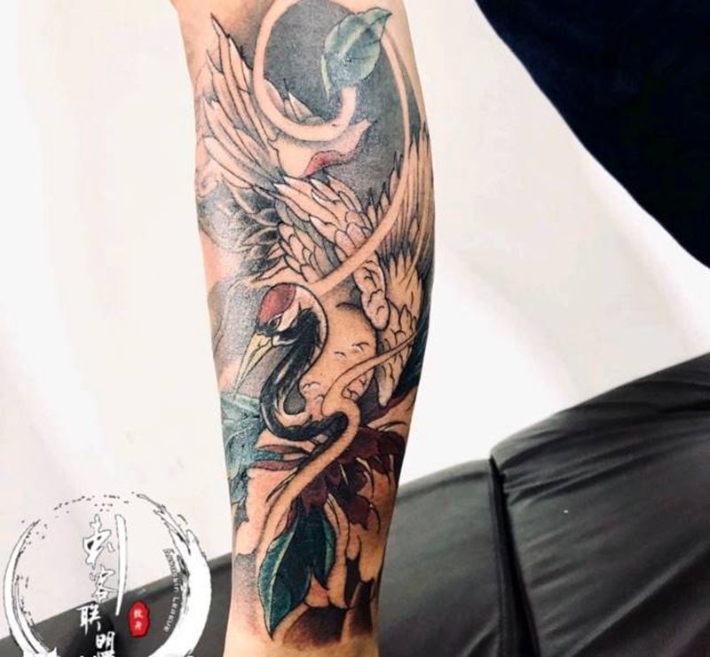 鹤舞纹身图片_腿部鹤纹身图案