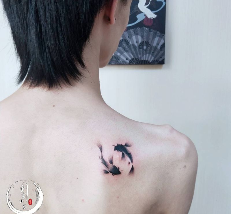 双鱼纹身图片_背部动物纹身图案