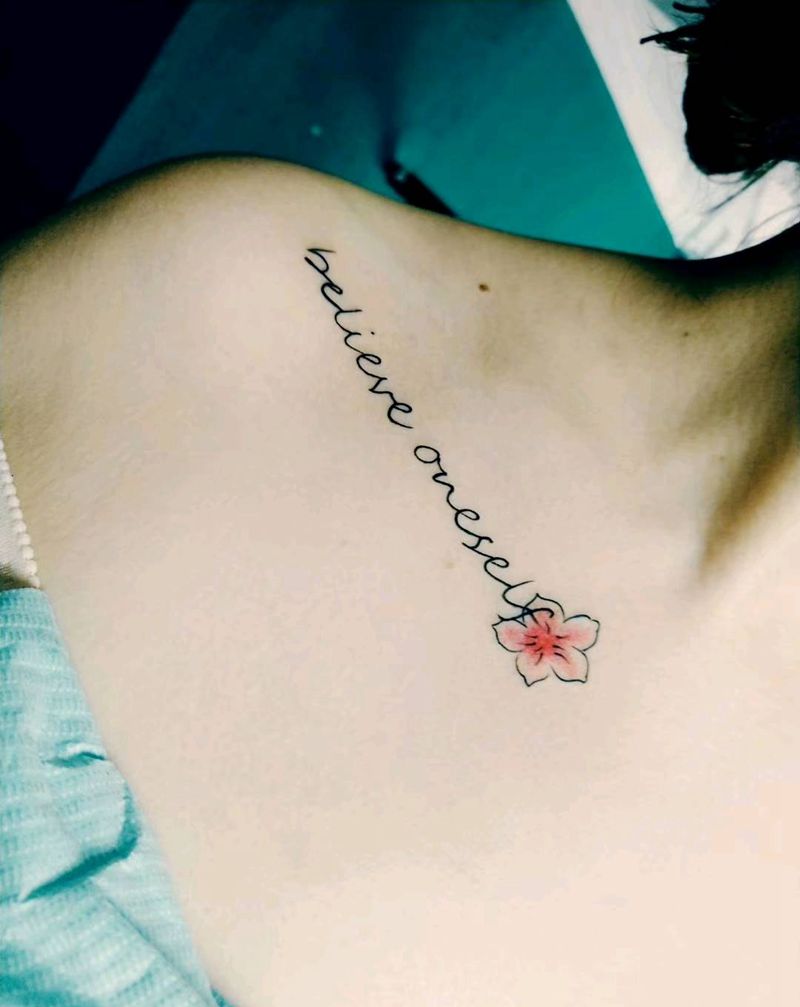 小轻羽绒纹身图片_肩部点刺纹身图案