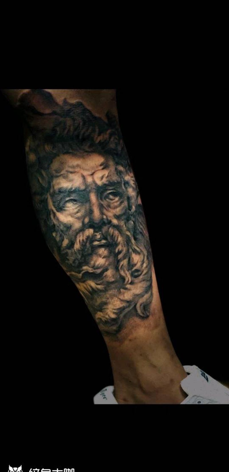 波塞冬纹身图片_腿部神话人物纹身图案