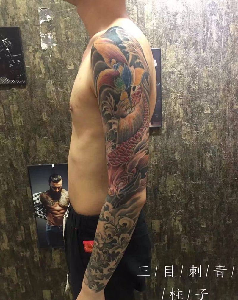 鲤鱼加浪花包花臂纹身图片