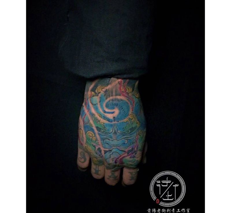 唐狮手背纹身图片_手部老传统唐狮纹身图案