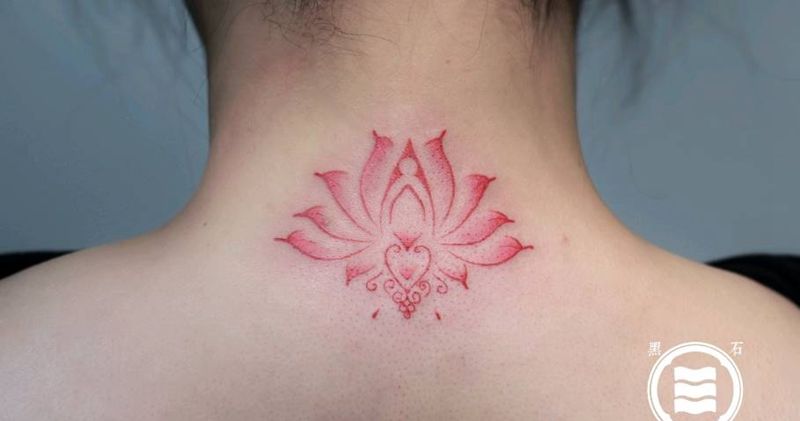 莲花纹身图片_背部水墨纹身图案