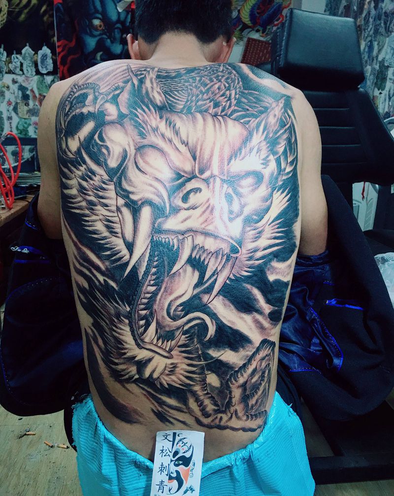 龙纹身图片_背部纹身图案