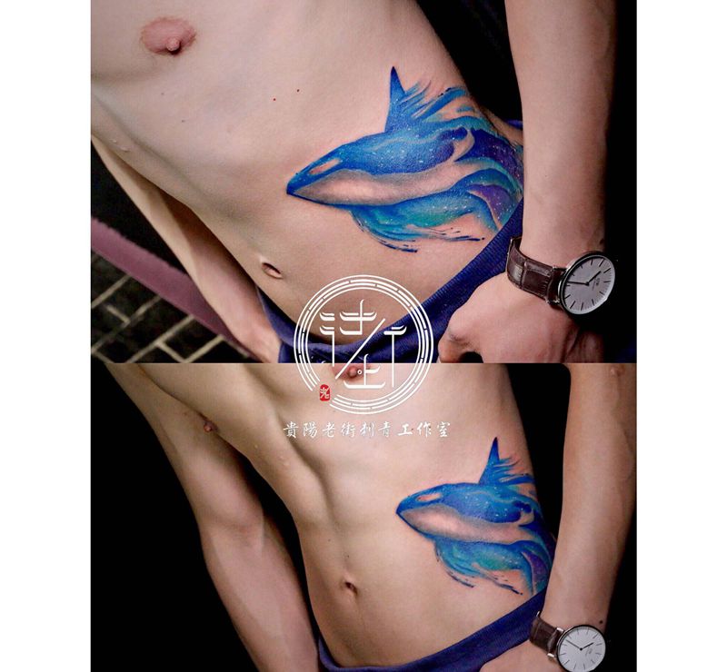 蓝鲸纹身图片_腰部水彩鲸鱼纹身图案