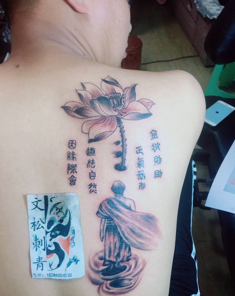 受伤男人纹身图片_背部纹身图案