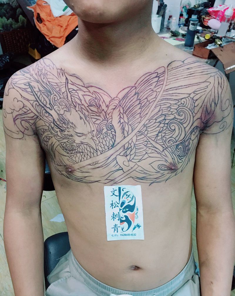 花胸未完纹身图片_胸部纹身图案