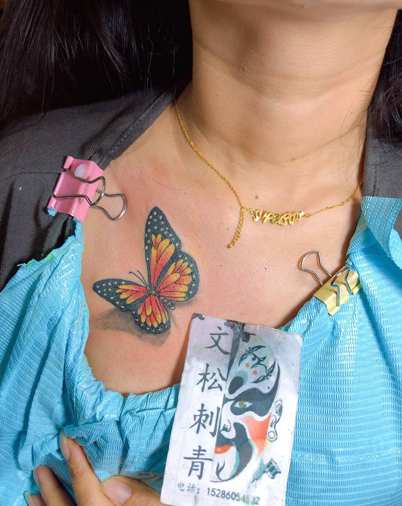 蝴蝶纹身图片_胸部纹身图案