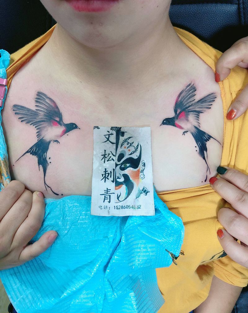 燕子纹身图片_胸部纹身图案