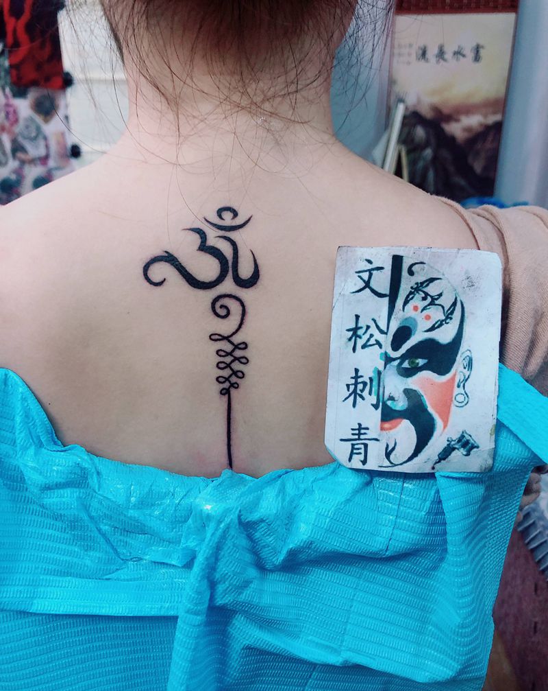 合适练瑜伽的图纹身图片_背部纹身图案